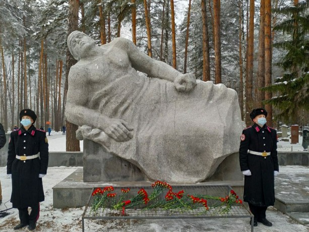 Торжестввенная церемония возложения цветов состоялась в День Неизвестного солдата в Новосибирске