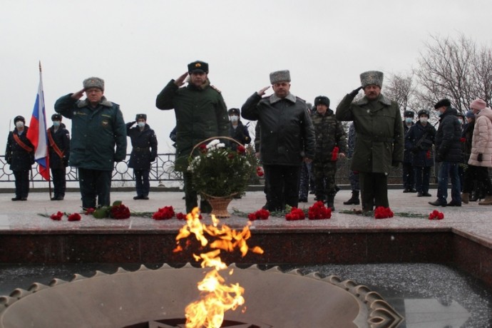 Поисковики Ульяновской области возложили цветы к монументу воинской славы России «Вечный огонь»