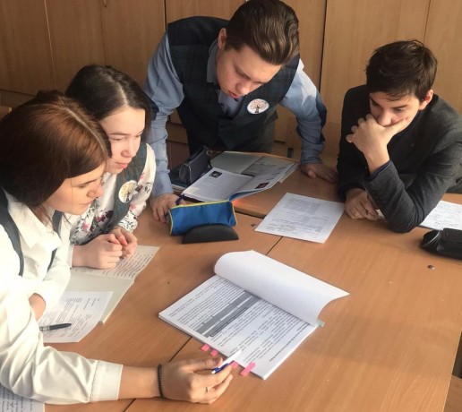 Поисковики Казахстана учат детей работать с архивными документами