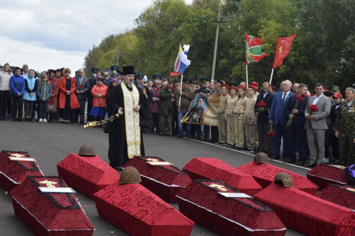 В Поныровском районе Курской области захоронили останки 123 солдат, найденных во время проведения «В