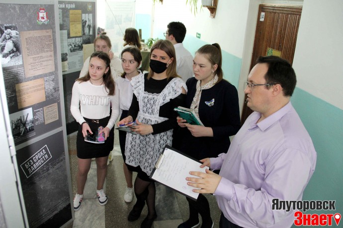 В Тюменской школе открылась выставка в рамках всероссийского проекта «Без срока давности»