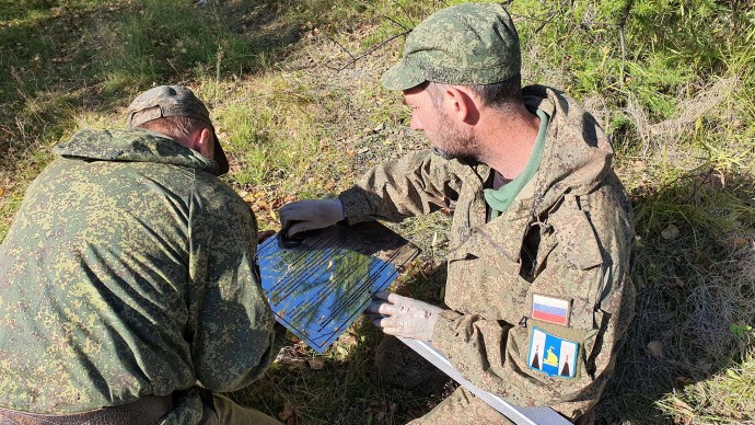 Сахалинские поисковики установили памятную табличку на месте гибели экипажа военного самолета Ту-2