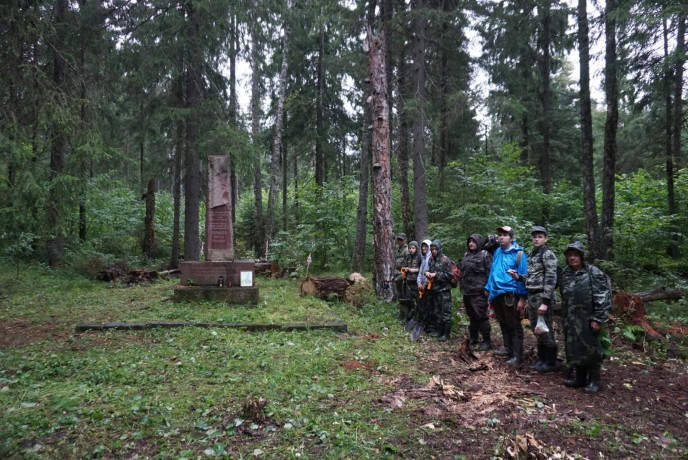 Поисковики из Одинцовского округа исследуют заброшенную партизанскую базу 1941 года