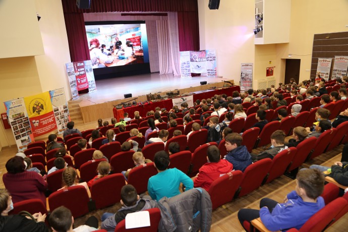 В Астраханской области проводятся уроки мужества и патриотические выставки для детей и молодежи