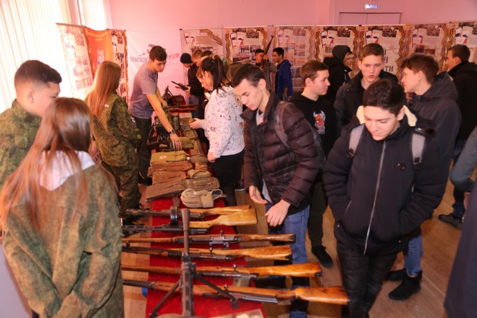 Уроки мужества «Мы помним подвиг солдата» и патриотические выставки организовали астраханские поиско