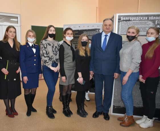 Сотрудники следственного комитета посетили выставку «Без срока давности» в Пензенском государственно