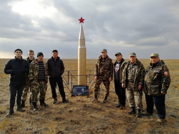 Калмыцкие поисковики установили обелиск на месте гибели советских пилотов