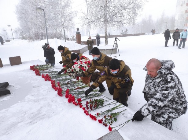 Поисковики Югры возложили цветы на мемориале «Воинам-землякам , погибшим в годы Великой отечественно