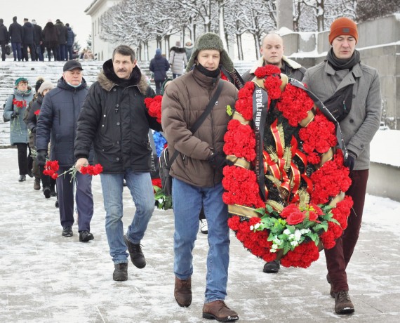 Поисковики из объединения «Северо-Запад» возложили цветы и венки на Пискаревском мемориальном кладби