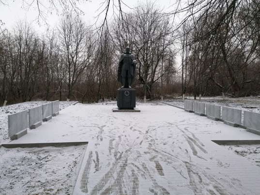 Курские поисковики провели сверку фамилий советских воинов, увековеченных на плитах на Мемориале пам