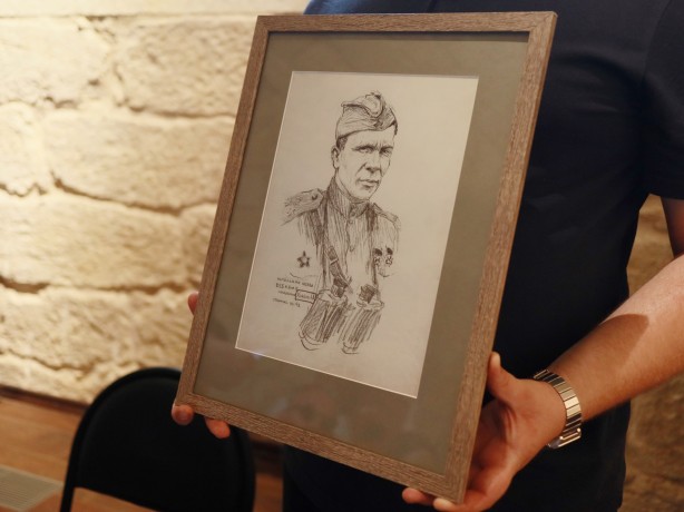 Поисковики вручили внучке морского пехотинца Александра Андреевича Хлябича портрет героя