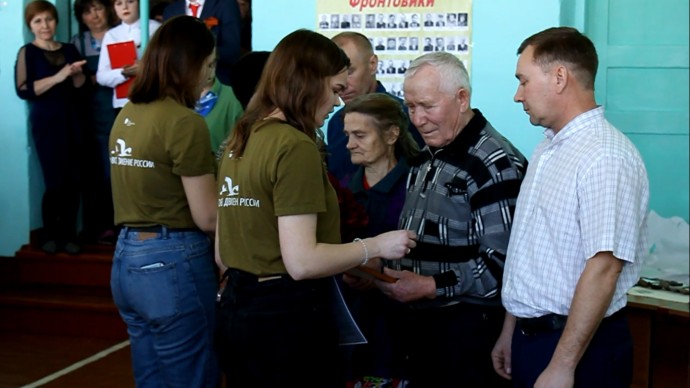 Новосибирские поисковики предали семье красноармейца Михаила Федоровича Заворина записку его медальо