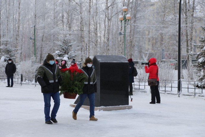 Поисковики Нижневартовска возложили цветы к памятнику воинам, погибшим в годы Великой Отечественной 