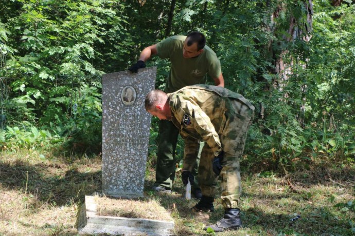 Смоленские поисковики привели в порядок могилы участников Великой Отечественной войны