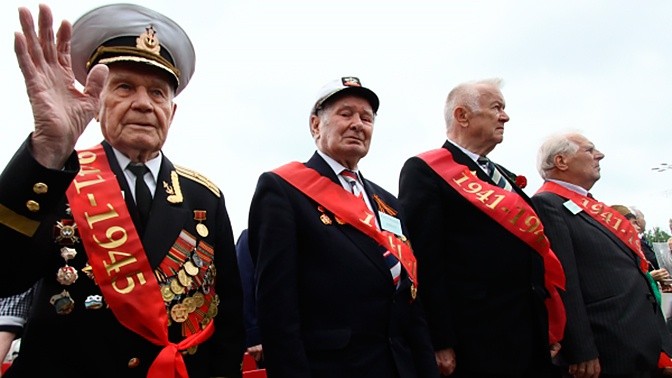 Путин поручил обеспечить приоритетное участие ветеранов в параде Победы в Москве