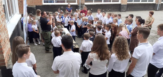 Встречу со школьниками в Брюховецком районе провели поисковики отряда «Забытый полк»
