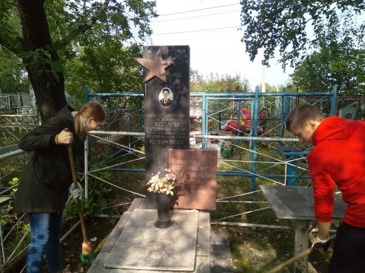 Беловские поисковики провели акцию «Свеча памяти на могиле ветерана»