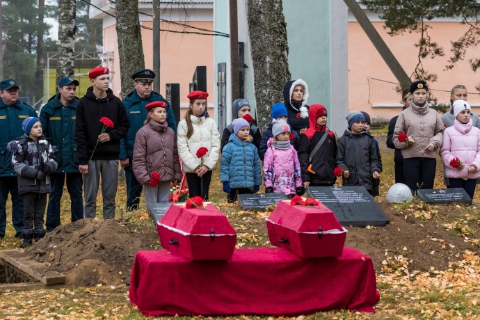 В Лодейнопольском районе Ленинградской области прошла церемония захоронения останков 6 неизвестных б