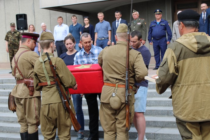 В Красноярске состоялась торжественная церемония передачи останков солдата Михеева Алексея Григорьев