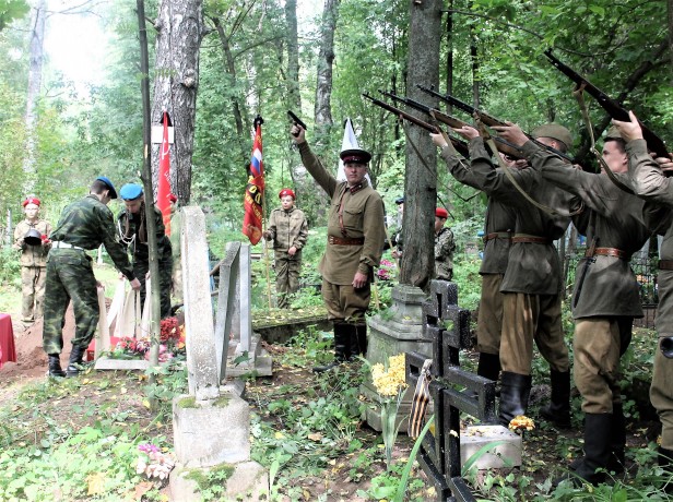 В Кировской области поисковики торжественно захоронили красноармейцев, погибших в жестких боях подо 