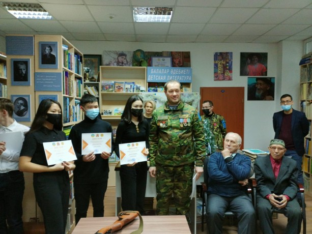 Поисковики отряда «Майдан жолы» наградили участников проекта «Атлас памяти»