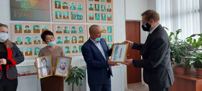 В Казахстане семье красноармейца Мураталя Нысанбаева вручили солдатский медальон