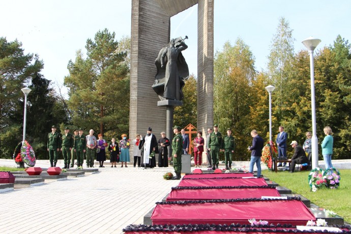В день освобождения Смоленской области поисковики организовали шесть захоронений погибших воинов