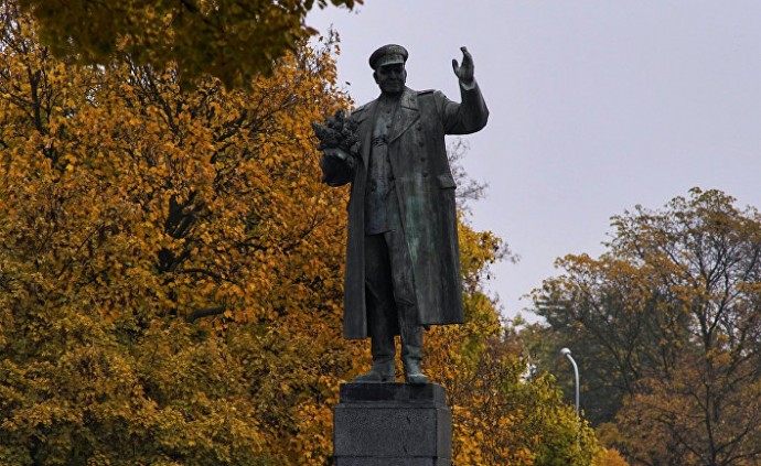 Памятник Коневу в Праге сняли с пьедестала