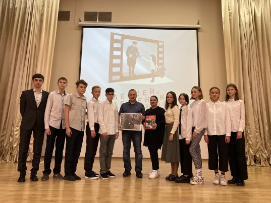 Участники проекта «Алексей, Алешенька, сынок…» передали внукам фотографию участницы Великой Отечеств