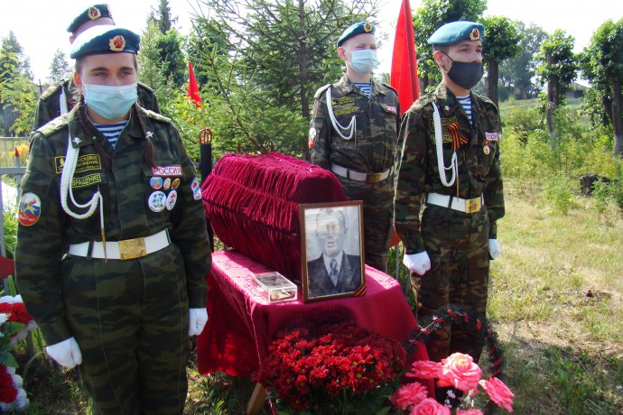 В Свердловской области состоялась торжественная церемония прощания и захоронения останков красноарме