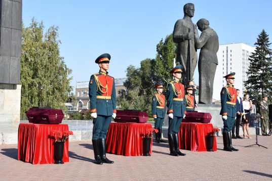 В Алтайском крае прошла торжественная церемония передачи останков красноармейцев для погребения на р