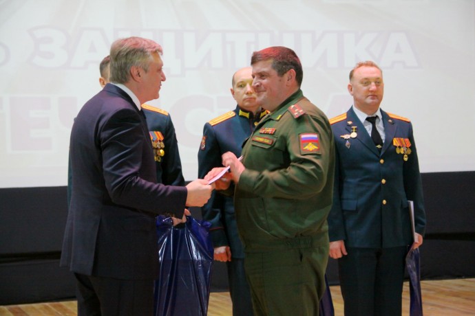 Челябинские поисковики поздравили лучших военнослужащих гвардейской дивизии