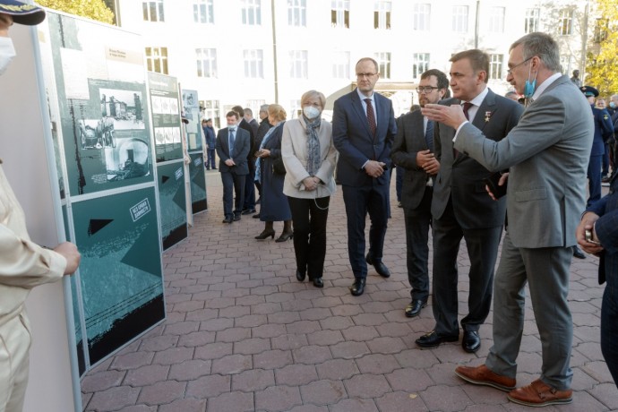 Алексей Дюмин посетил выставку архивных документов «Без срока давности» в Туле