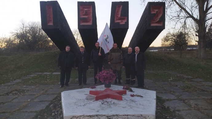 Поисковики Кабардино-Балкарии возложили цветы у памятных мест и воинских захоронений