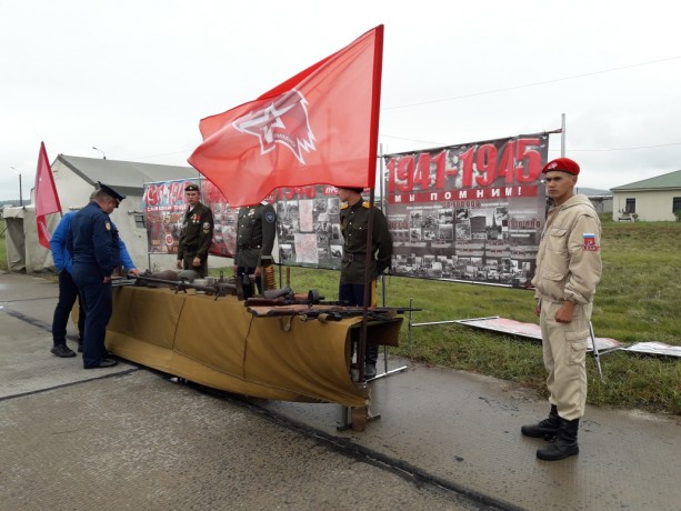 Бойцы поискового отряда «Рысь представляют экспозицию экспонатов на Форуме «Армия 2020»