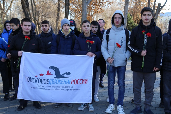 Астраханские поисковики провели патриотические акции на Братских могилах защитников Отечества