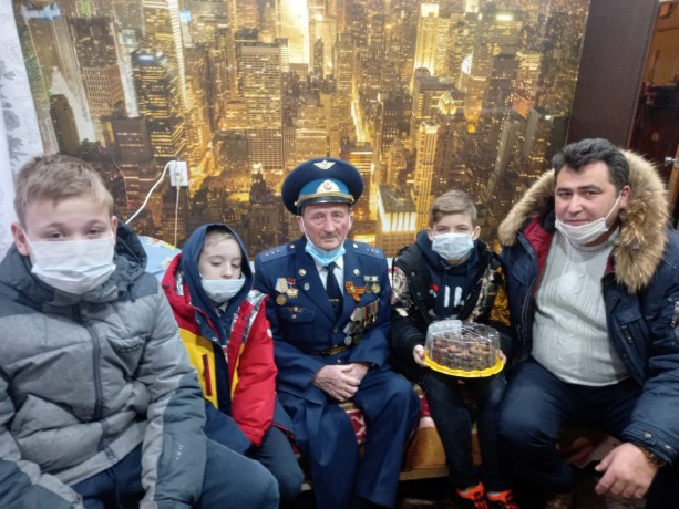 Поисковики Ленинградской области навестили ветерана вооружённых сил Глеба Владимировича Смирнова