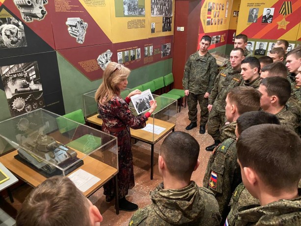 Сотрудники Челябинского музея рассказали будущим офицерам-танкистам о трудовом подвиге южноуральцев