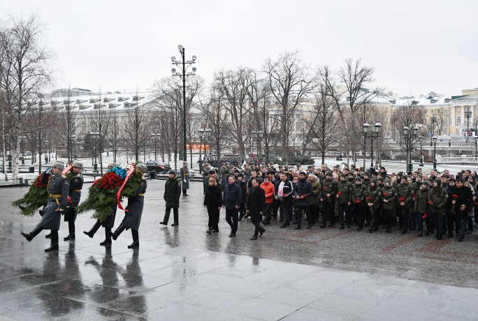 Активисты «Поискового движения России» возложили цветы и венки к Могиле Неизвестного солдата у Кремл