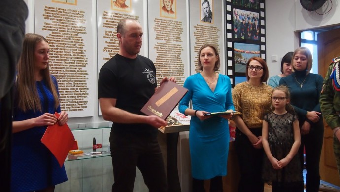 Поисковики Тюменской области передали сборник вкладышей из медальонов в Казанский краеведческий музе