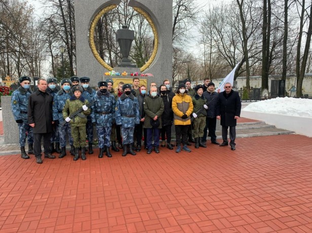 Рязанские поисковики возложи цветы к мемориалу в память о погибших защитниках Ленинграда