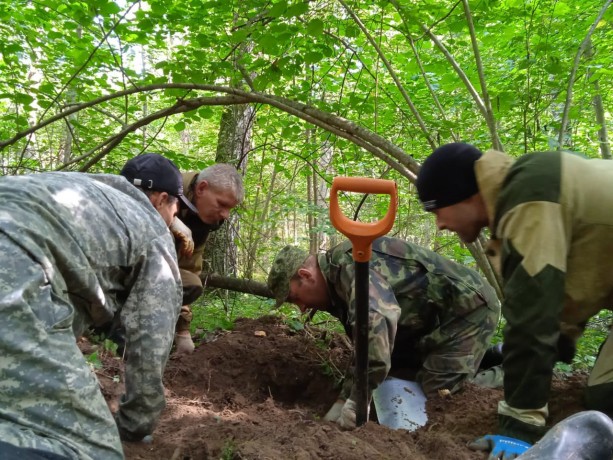 Трех неизвестных красноармейцев обнаружили поисковики отряда «Судьба человека» в Темкинском районе