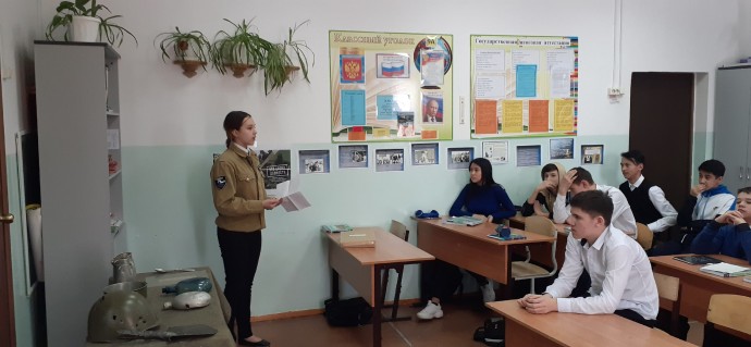 Тюменские поисковики представили школьникам передвижной музей «Эхо памяти»