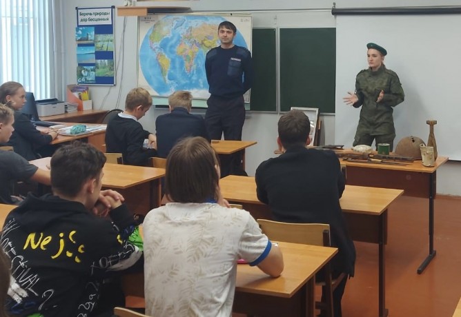Поисковики московского отряда «Омега» провели урок мужества в Шаховской гимназии