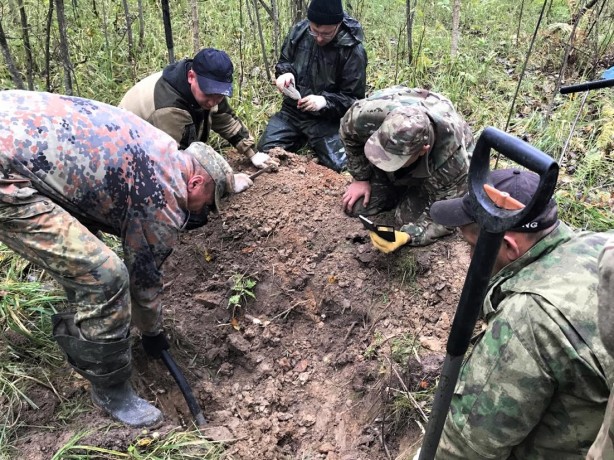 Московские поисковики отряда «Росич» обнаружили останки четырех красноармейцев в Смоленской области