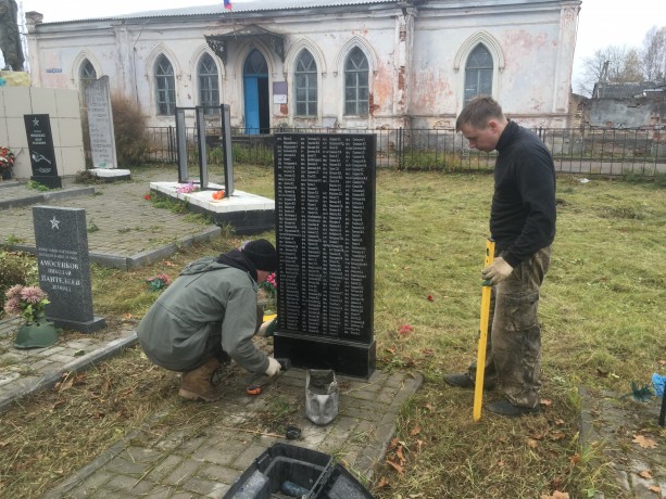 Поисковики Татарстана установили памятную стелу Невельском районе Псковской области