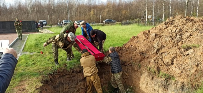 В Холмском районе Новгородской области захоронили останки 46 погибших в годы войны красноармейцев