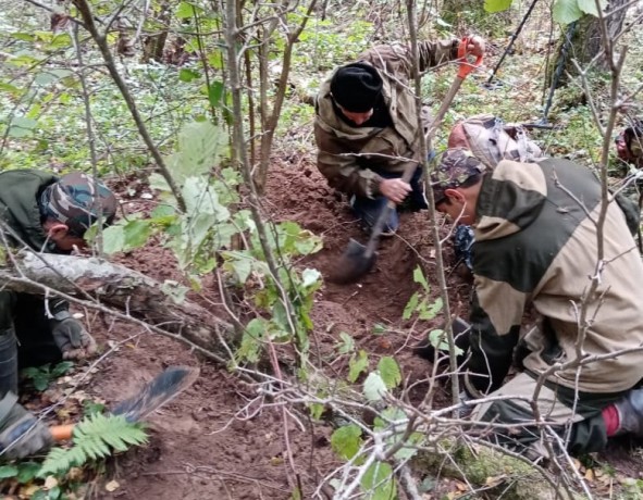 Двух неизвестных красноармейцев обнаружили поисковики отряда «Судьба человека» в Темкинском районе