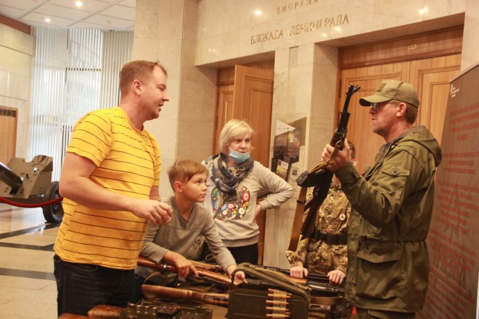 Московские поисковики провели выставку на День оружейника в Музее Победы