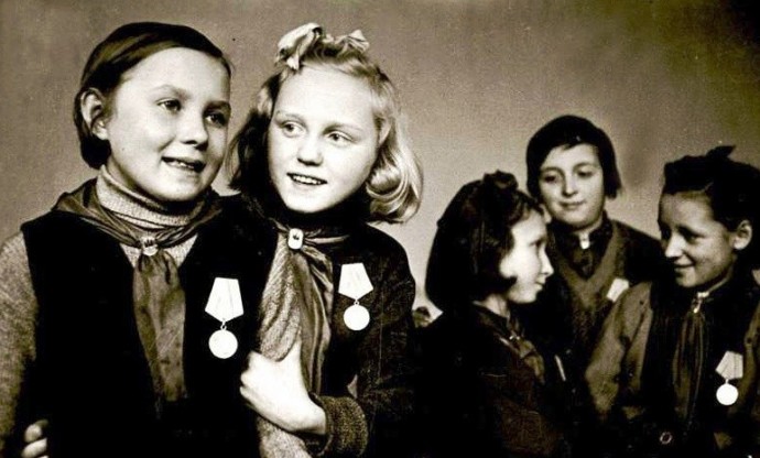 дети с медалями за оборону Ленинграда